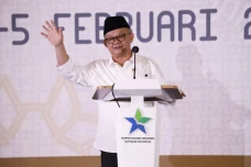 Mendikdasmen: Membaca...
