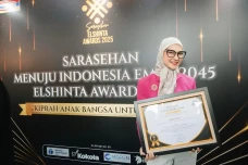 Angkie Yudistia Raih...