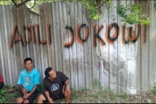 Tulisan Adili Jokowi...