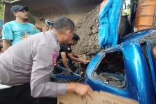 Truk Terguling di Sukabumi,...