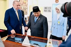 Prabowo Beri Cendera...