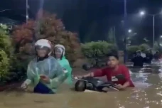 Banjir Setinggi Atap...