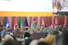 Tak Perlu Banyak Seminar,...