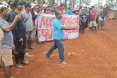 Ratusan Warga Stop Paksa...