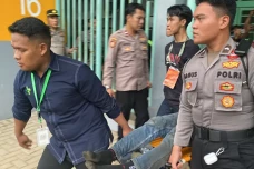 Sejumlah Suporter Dilarikan...
