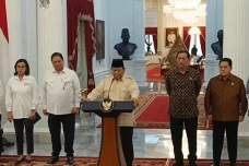 Prabowo: Pencairan THR...