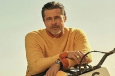 Brad Pitt Alami Kelainan...