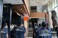 Polri Geledah Ruang...