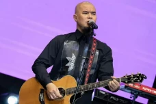 Agnez Mo vs Ahmad Dhani,...