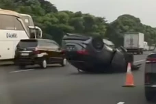 Tabrak Belakang Truk...