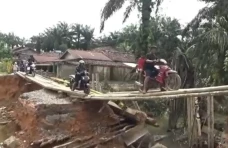 Menantang Maut di Jembatan...