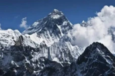 Selain Carstensz Papua,...