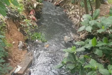 Air Berwarna Hitam Pekat...