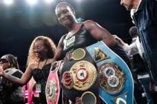 Claressa Shields Dipaksa...