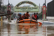 Banjir 4 Meter Rendam...