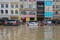Puluhan Mobil Terendam...