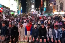 Ratusan Orang Salat...