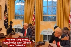 Donald Trump Tunjuk...