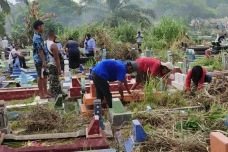 Apa Hukum Mencabut Rumput...