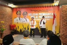 Pramono Anung Alihkan...