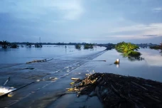 Banjir Lumpuhkan Jalur...