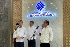 Catat! THR Wajib Dibayarkan...