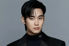 Seperti Kim Soo Hyun,...