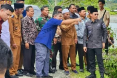 Abrasi Sungai Mengancam...