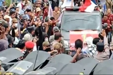 Unjuk Rasa di Depan...