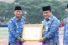 Pemkab Bekasi Raih Penghargaan...