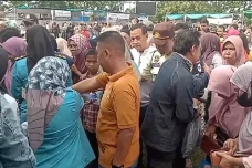 Ribuan Orang Serbu Pasar...