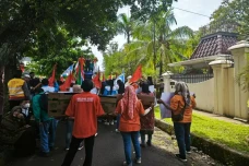 Massa Buruh Geruduk...