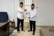 DPP Serahkan SK ke Plt...