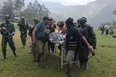 TNI Evakuasi 42 Tenaga...