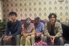 Kakak Adik Viral Tawarkan...