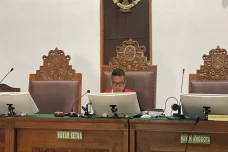 KPK Tak Hadir, Sidang...