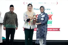 OJK Anugerahkan BSI...