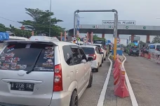 Antrean Kendaraan Pemudik...