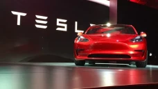 Elon Musk Izinkan Tesla...