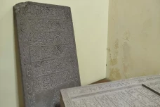 Makam Fatimah, Nisan...