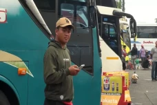 Bus dari Jawa dan Sumatra...
