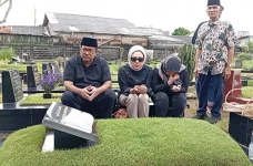 Rano Karno Ziarah ke...