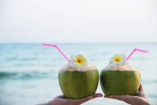 Minum Air Kelapa, Pria...