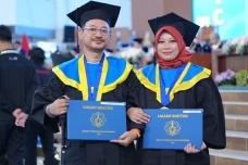 Kisah Haru Pasutri Raih...