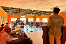 Warga Desa Watumbohoti...