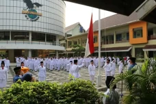 12 Sekolah Ini Terpilih...
