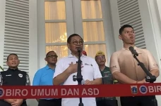 Satpol PP Bongkar Tenda...