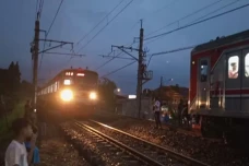 Ngeri! Detik-Detik KRL...