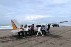 Pesawat Capung Mendarat...