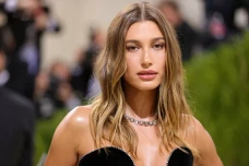 Hailey Bieber Umumkan...